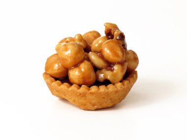 beyaz zemin üzerine fındık kurabiye