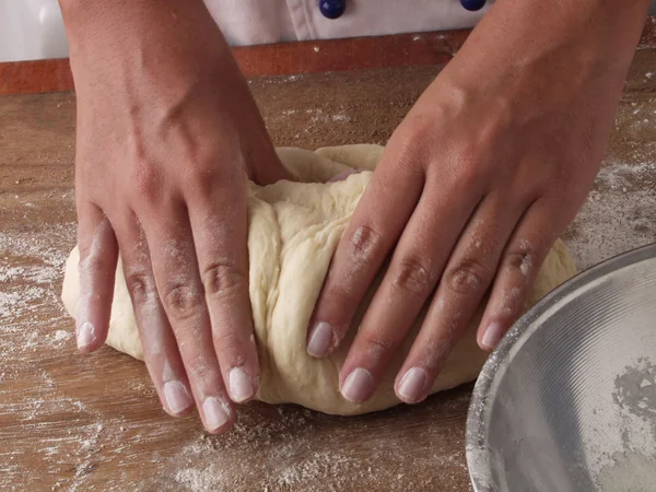 Готуємо тісто для піци на кухні — стокове фото