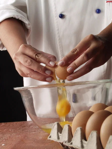 Öffnen und Gießen von Ei auf einer Schüssel — Stockfoto