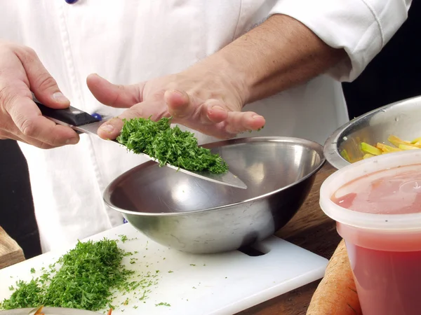 Snijden peterselie in een keuken — Stockfoto