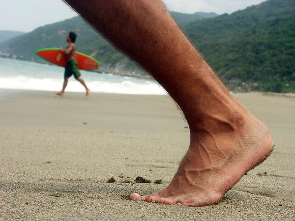 Young guys going to surf — Stock Photo, Image