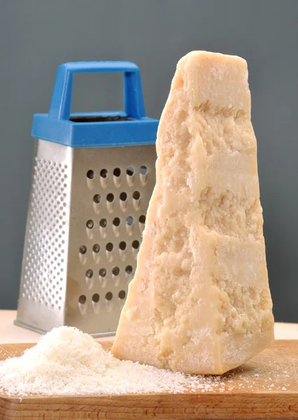 Piezas de queso parmesano rallado —  Fotos de Stock