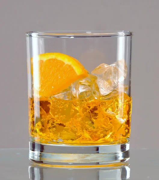 Bebida laranja exótica em vidro — Fotografia de Stock