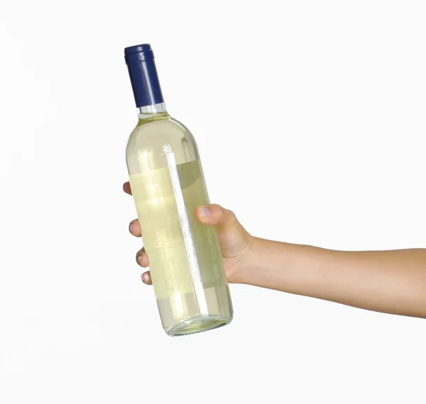 Una mano sostiene la botella de vino — Foto de Stock