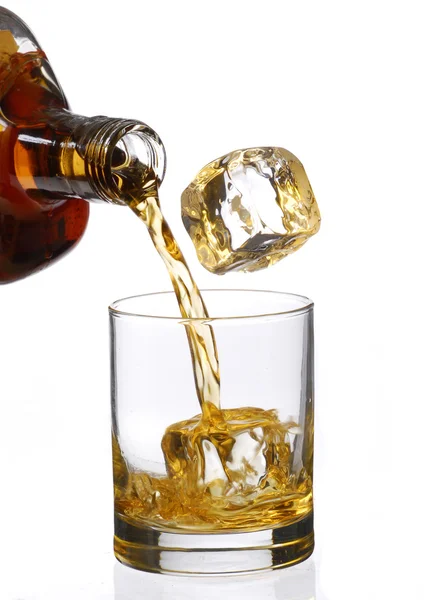 注ぐウィスキーの飲み物と氷のキューブ — ストック写真