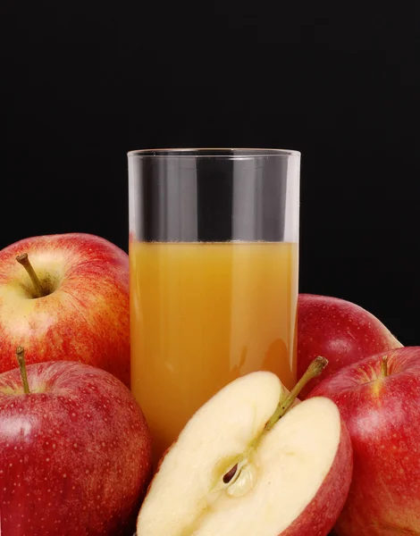 Apple juice glas och äpplen — Stockfoto