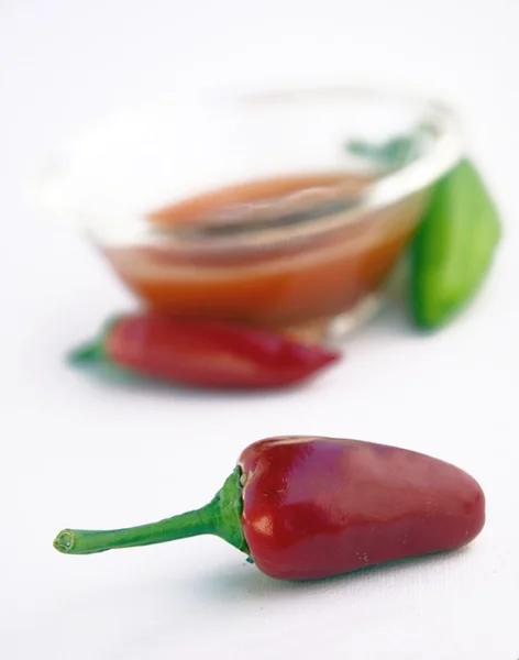 Pepers en hete chili saus — Stockfoto