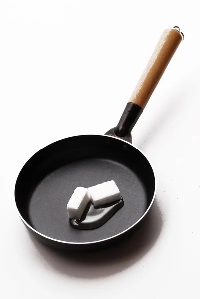 熱い鍋に砂糖の立方体を溶融 — ストック写真