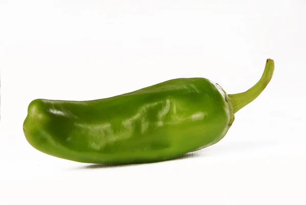 Warme groene chili pepers peper op witte achtergrond — Stockfoto