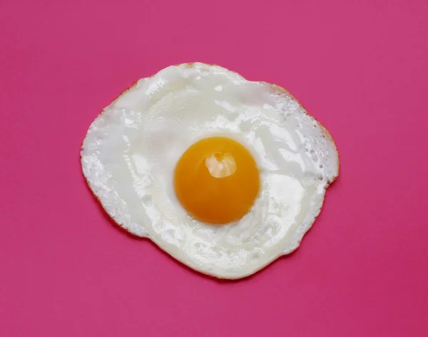 揚げ卵と卵黄ピンクの背景 — ストック写真