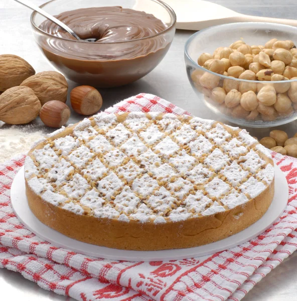 Färska nötter kaka på ett bord — Stockfoto