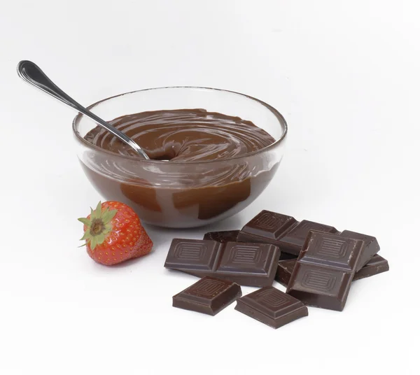 Cuenco de crema de chocolate y palitos de chocolate — Foto de Stock