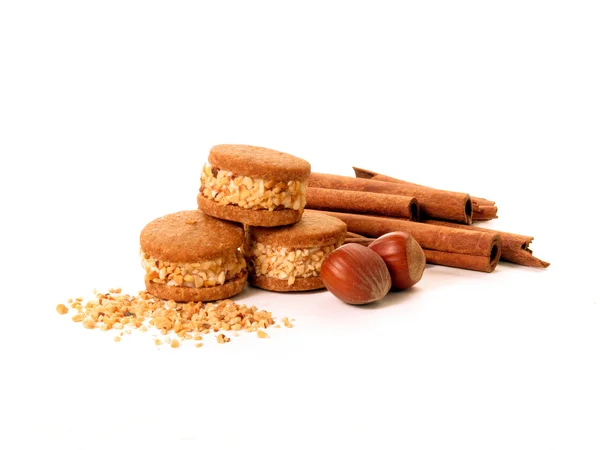 Galletas de canela y nueces sobre fondo blanco — Foto de Stock