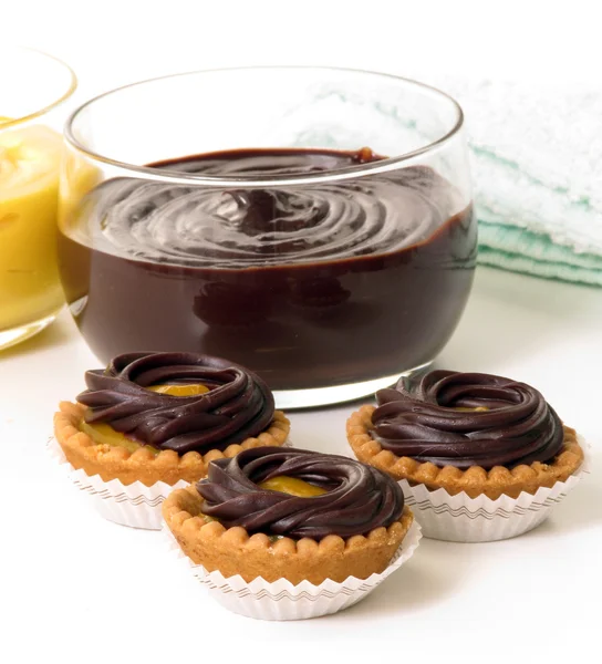 Chocolate cream bowl and chocolate cookie — Stock Photo, Image