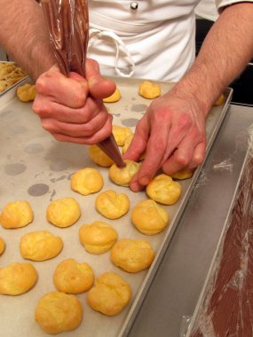 aşçı hamur işleri hazırlar