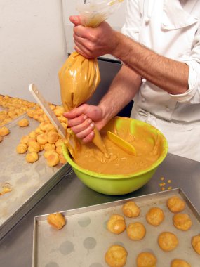 aşçı hamur işleri hazırlar