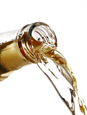 beyaz zemin üzerinde bir şişe bira döküyor