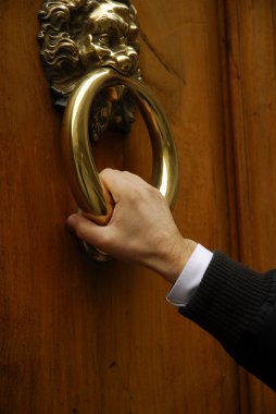 A man knocks in a door clipart