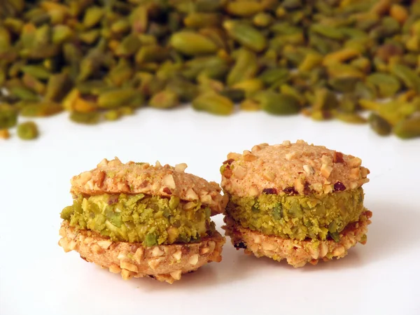 Galleta de almendras y frutos secos sobre fondo blanco — Foto de Stock