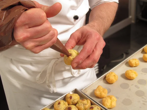 Un cocinero prepara pasteles — Stockfoto