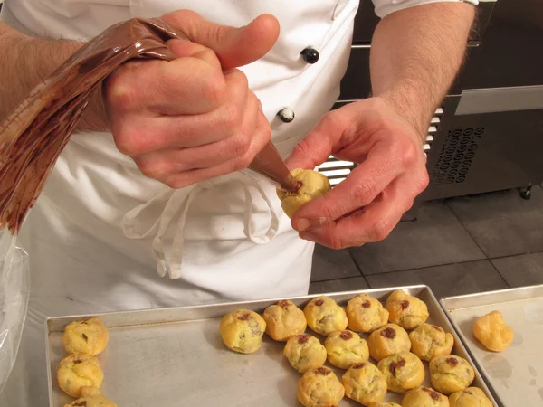 Un cocinero prepara pasteles — Stockfoto