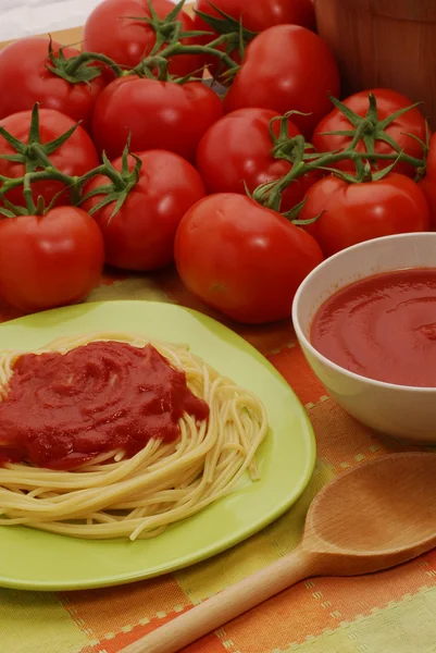 Geroomde tomaten sauce.pasta tomatensaus en kaas — Stockfoto