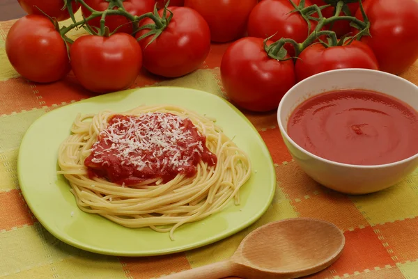 Geroomde tomaten sauce.pasta tomatensaus en kaas — Stockfoto