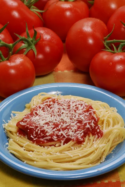 Geroomde tomaten sauce.pasta tomatensaus en kaas — Stockfoto