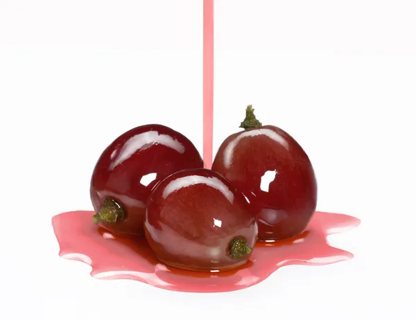 Raisins frais sur vin rouge.Verser le jus de raisin — Photo