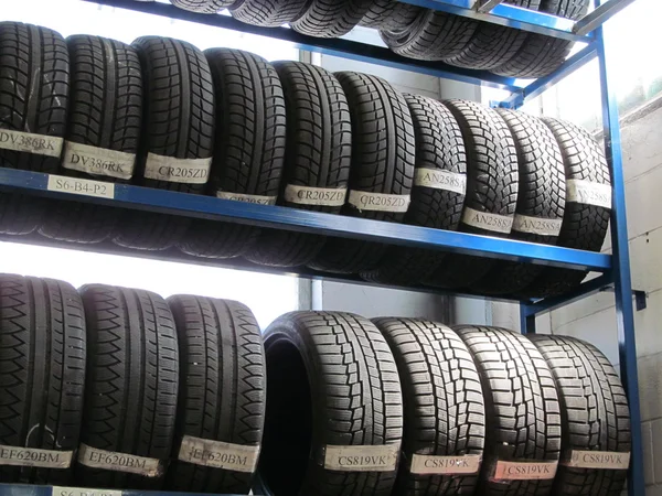 Il negozio di pneumatici in garage — Foto Stock