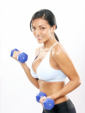 genç bir kadın fitness egzersiz el ağırlıkları ile yapmak.