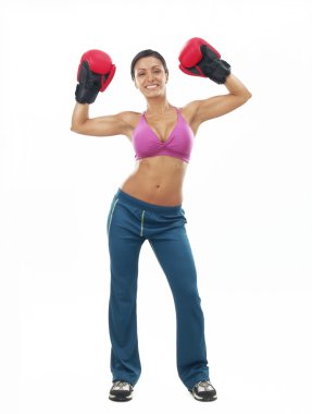 Boks eldivenleri kadının portresi beyaz zemin üzerine.