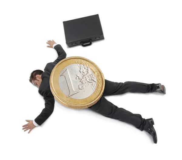 Geschäftsmann von einer Münze auf weißem Hintergrund zerquetscht. — Stockfoto
