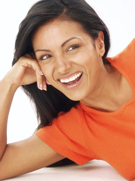 Retrato de uma bela jovem mulher latina . — Fotografia de Stock