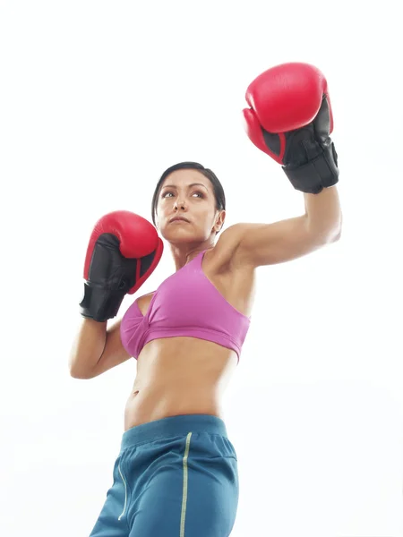 Ung kvinna i boxningshandskar på vit bakgrund. — Stockfoto