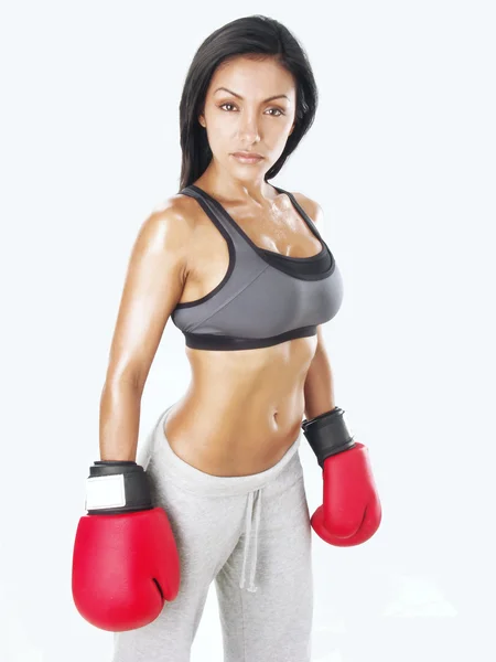 Giovane donna in guantoni da boxe su sfondo bianco. — Foto Stock