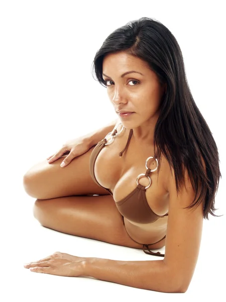 Brunett attraktiv spansktalande kvinna i baddräkt på vita bak — Stockfoto