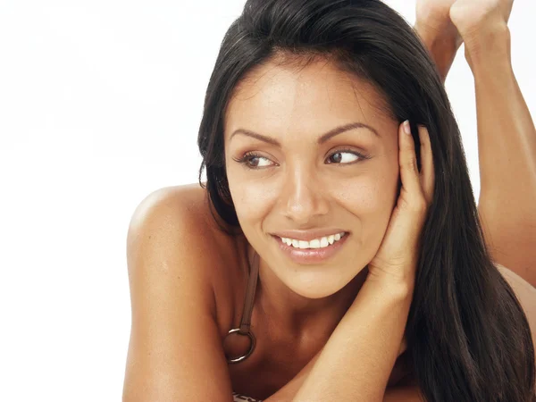Brünette attraktive hispanische Frau im Badeanzug auf weißem Hintergrund — Stockfoto