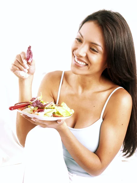 Młoda kobieta jedzenie sałatką ze świeżych warzyw — Zdjęcie stockowe