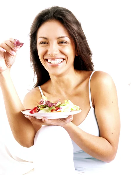 Jeune femme mangeant une salade de légumes frais — Photo