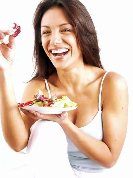 Młoda kobieta jedzenie sałatką ze świeżych warzyw — Zdjęcie stockowe