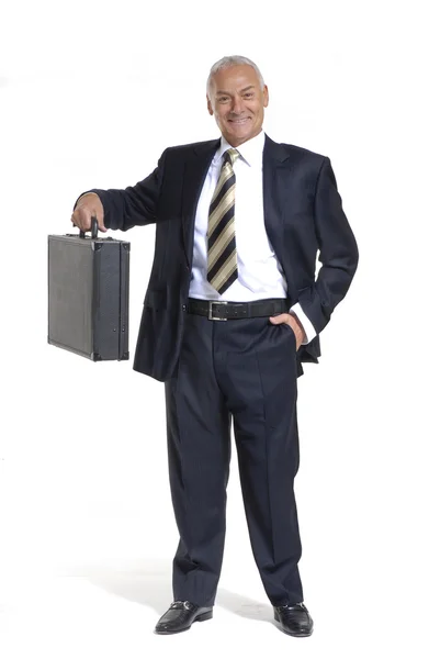Gelukkig senior zakenman houden een koffer op witte achtergrond. — Stockfoto