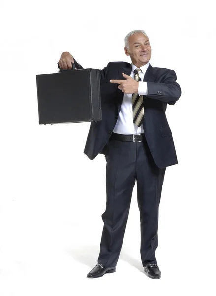 Feliz hombre de negocios mayor sosteniendo una maleta sobre fondo blanco . —  Fotos de Stock