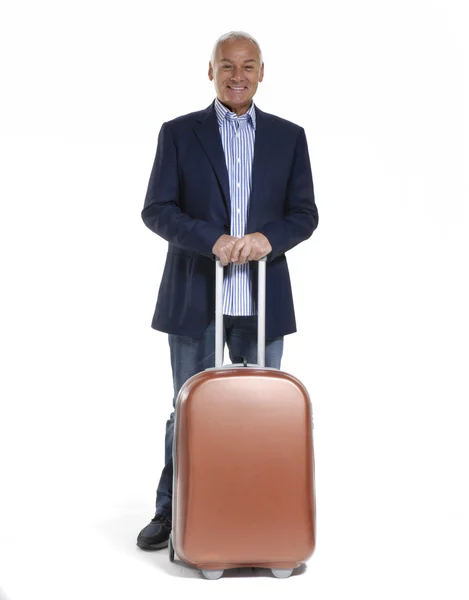 Hombre mayor viajando sosteniendo su equipaje . — Foto de Stock