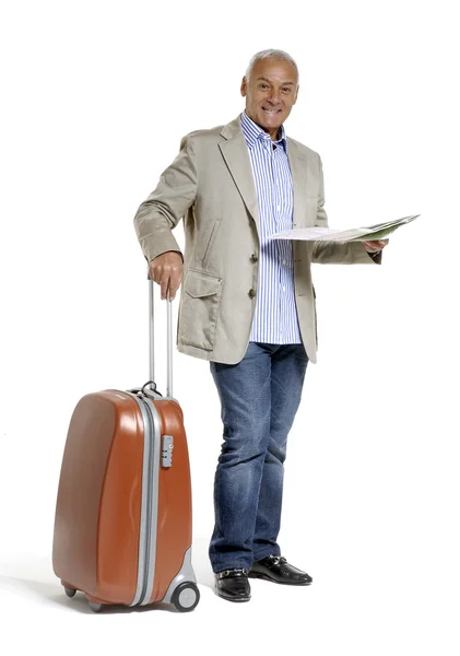 Homem sênior segurando uma bagagem e mapa em fundo branco — Fotografia de Stock