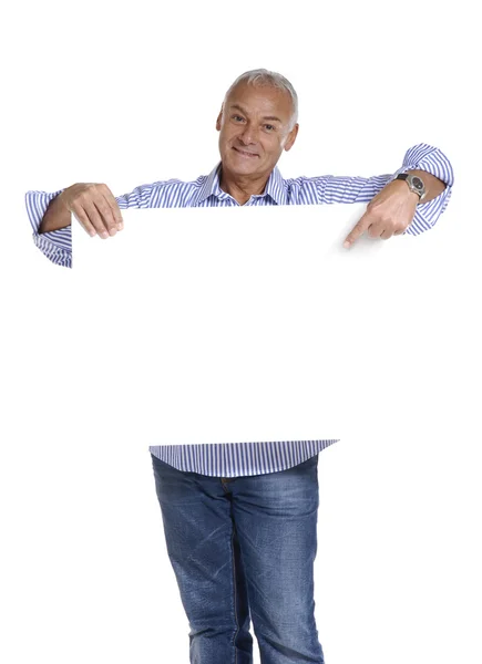 Happy senior hålla en vit panel på vit bakgrund. — Stockfoto