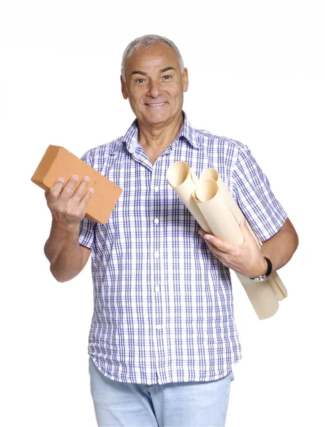 Retrato de um arquiteto sênior segurando um modelo e tijolo em fundo branco . — Fotografia de Stock