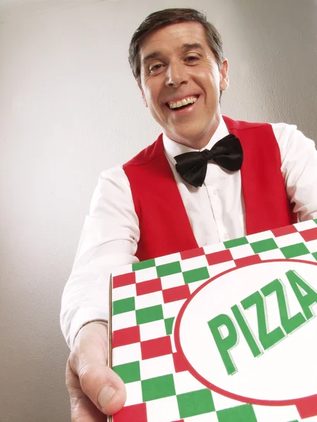 Pizza levering man die doos van de pizza — Stockfoto