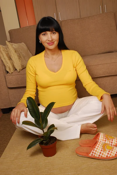 Young pregnant woman sitting on the floor — Stock Photo, Image