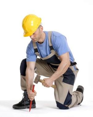 Beyaz arka planda çalışan hammering.chisel.